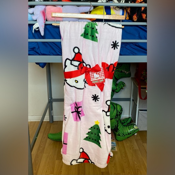 Hello Kitty Christmas present blanket - Picture 1 of 3